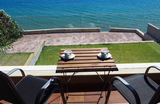 4 bedroom house for 8 guests with seaview and direct access to the beach.