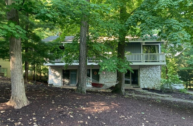 4 Bedroom 3 Bath Spacious House on Golf Course blocks from the Beach!