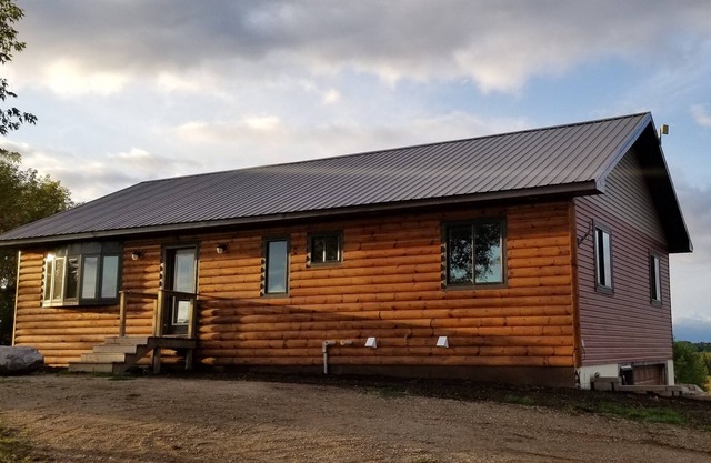 4 Bedroom 2 Bath Lodge overlooking river bottoms with fabulous views