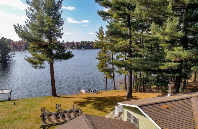 4 Bedroom - 3 Bath Home with Panoramic Views of Prairie Lake.