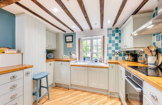 4 bedroom accommodation in Codmore Hill, near Pulborough