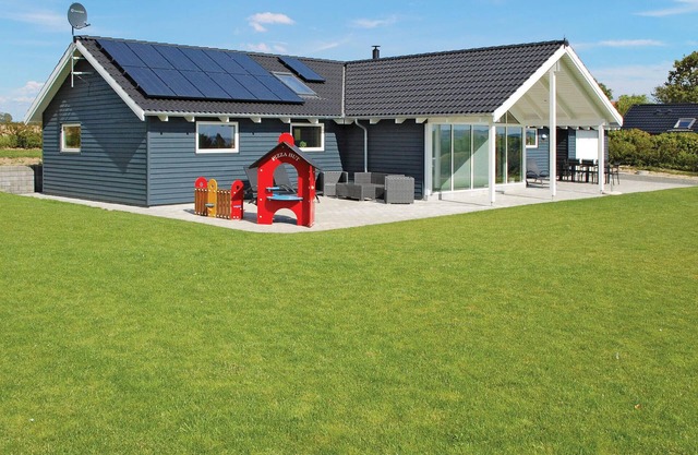 4 bedroom awesome home in Rønde