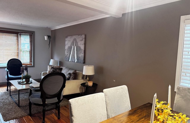 4 Bedroom Bungalow In Lakeview Mississauga With 2 Parkings