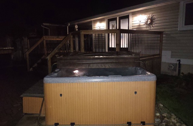 4 Bedroom bungalow with Hot-Tub and Rec- Room