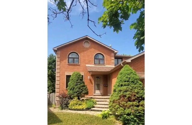 4 bedroom cozy home with leaving space and Barrie Lakeshore
