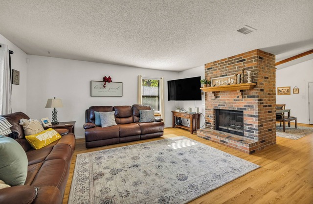 4 Bedroom Family-Friendly Retreat w/Yard