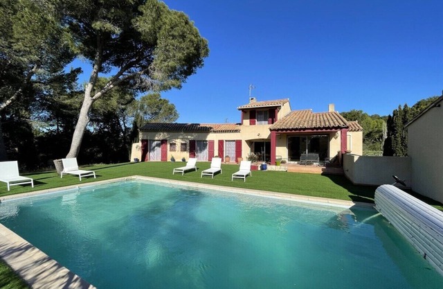 4 bedroom house in the heart of the pine forest with swimming pool