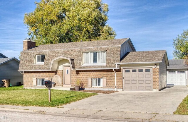 4 bedroom home close to camplex, airport and shopping