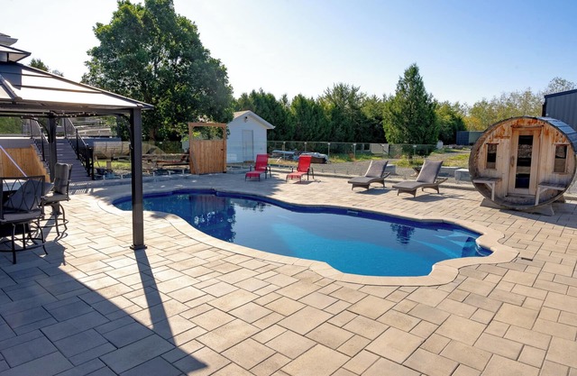 4 Bedroom House With Pool and Sauna