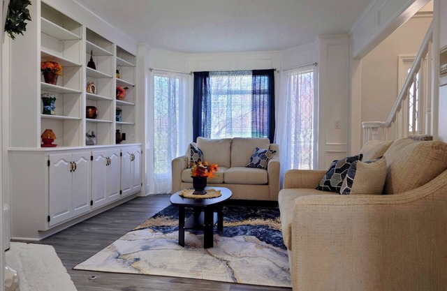 4-bedroom house in delightful upscale neighborhood at Overland Park