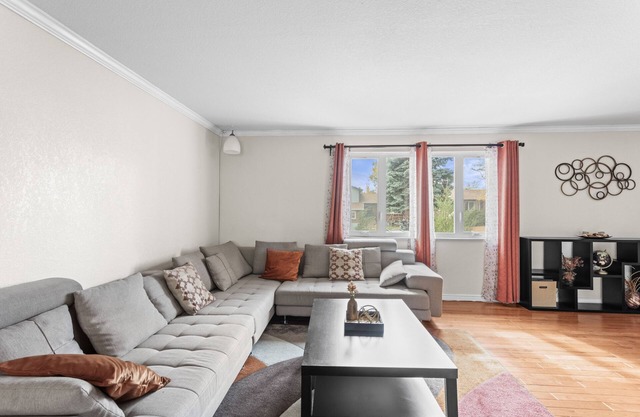 4-bedroom house in tranquil Aurora with AC, WiFi. Enjoy a peaceful getaway