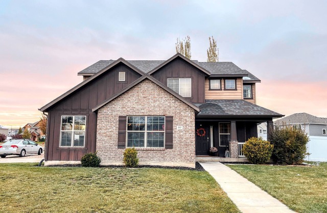 4 Bedroom House w/Garage, Office, Parks, Mountains, Recreation & Shopping