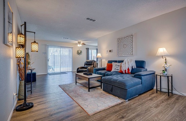 4-bedroom house w/pool 15 mins from strip