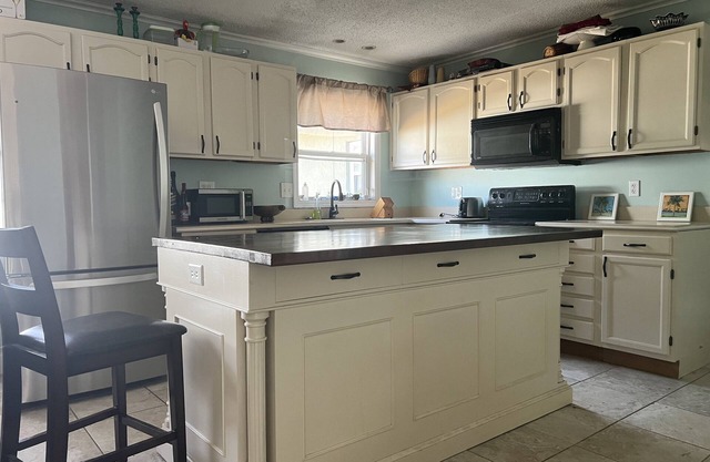4 Bedroom House with a Pool! 15 minutes from the TPA Airport!