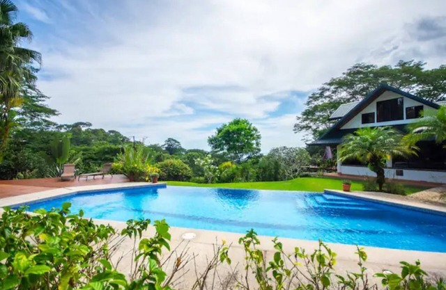 4 bedroom, king bed, ocean view & large pool Villa