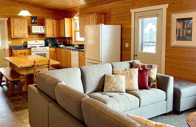 4-Bedroom Lakefront Cabin with Gas Fireplace in Nisswa, MN- Minutes from Gull Lk