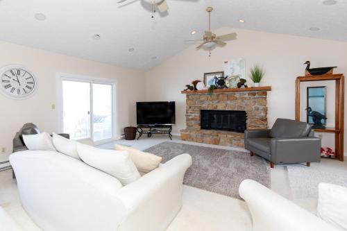 4 Bedroom Lakefront Home with Private Beach on Cedar Point Chaussee