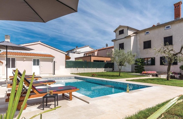 4 bedroom lovely apartment in Stinjan