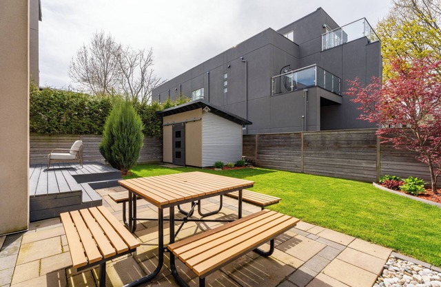 4 bedroom lux contemporary home close to Downtown Toronto, and Lake Ontario
