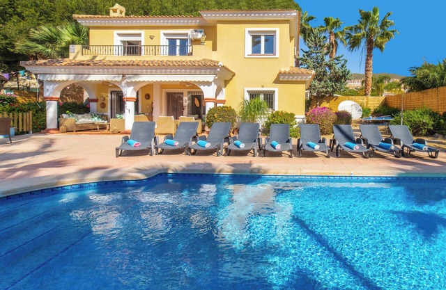 4 Bedroom Luxury Villa with 15m Private Pool for Up-To 10 Guests