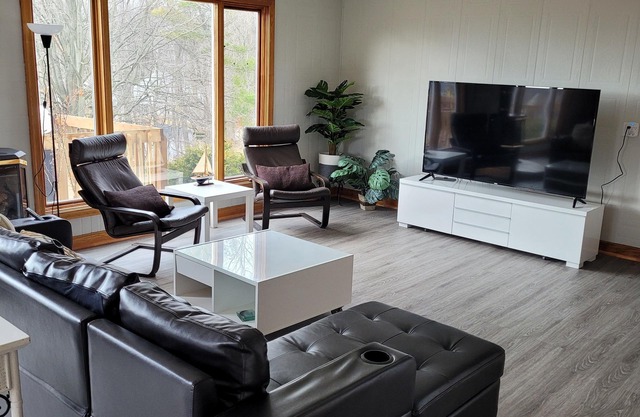4 bedroom - partial view of the lake - 5 minute walk to the beach