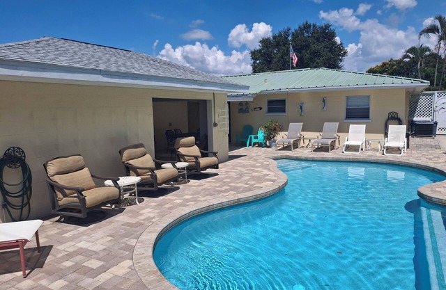 4 bedroom pool home close to Gulf of Mexico white sand beaches