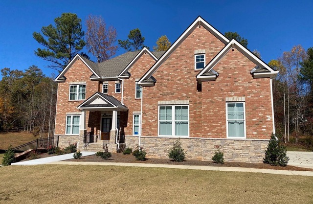4-bedroom shared common area w/Fire place, porch, 3400 sq ft; 1 acre smart key