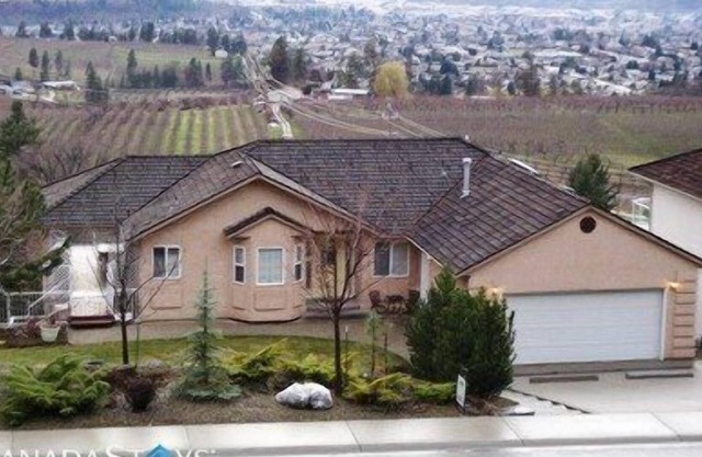 4 Bedroom unit 4 king beds 2 full Baths Laundry Balcony Okanagan Lake City Views