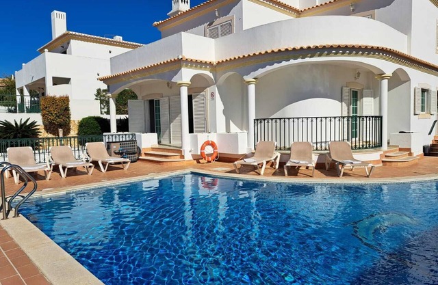 4 Bedroom Villa Private Pool + Free WIFI + BBQ in Albufeira Center