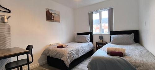 4 beds spacious Apartment, with Parking & WIFI, CHAFFORD HUNDRED, near station & shopping, long stays!