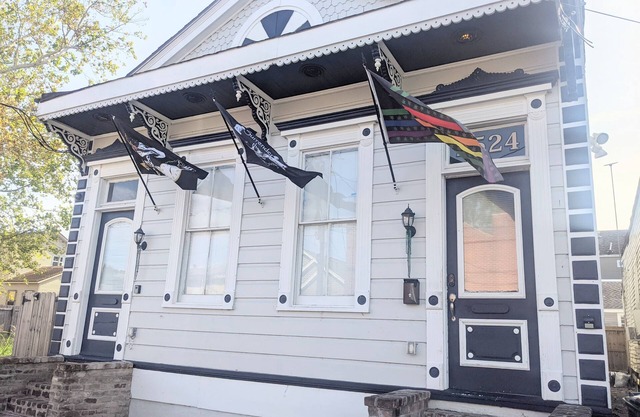 4 Blocks to Streetcar/Parades