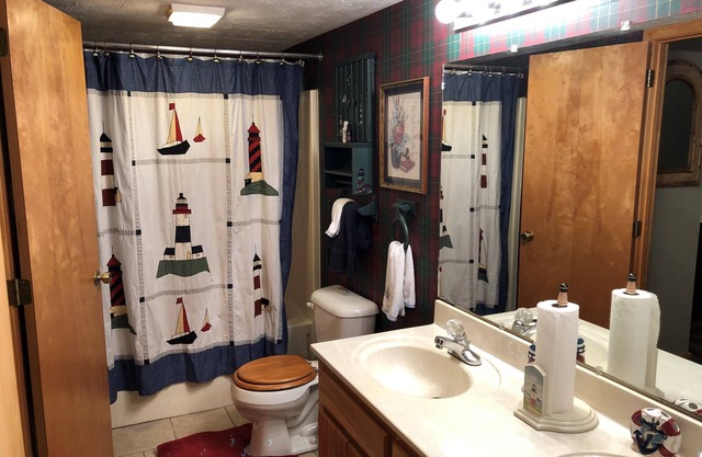 4 BR 3 Bath serene house on lake Nolin with dock, with wood burning fireplace