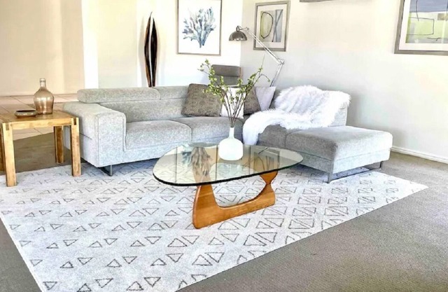 4 BR Home in Runaway Bay Close to Sports Complex