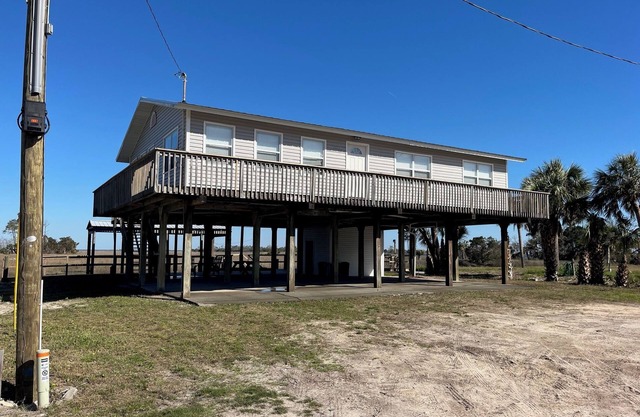 4 BR House in Horseshoe Beach: Your Fishing & Scalloping Adventure Starts Here