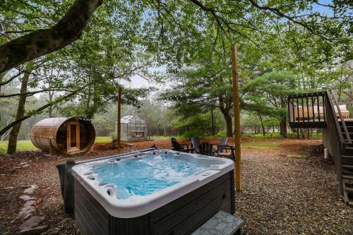 4 Br Mtn Cabin Sauna Hot Tub Fire Pit Putt Putt