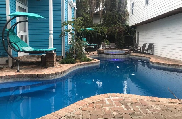 4 BR - Sleeps 8! Best location next to Bourbon Street!