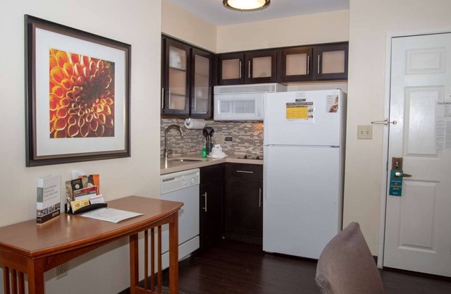 4 Convenient Suites w/Free Breakfast! A short drive to Six Flags Fiesta Texas!
