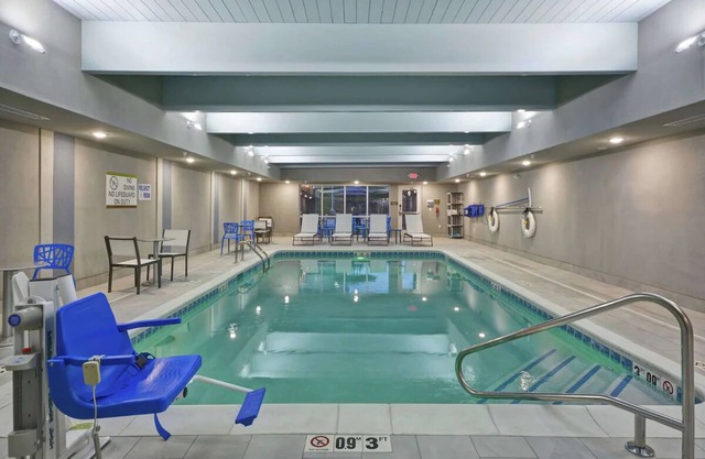 4 Convenient Units w/Kitchenette. Short Drive to Gerald R. Ford Int’l Airport