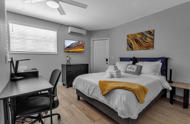 #4 Deluxe Queen Bed w/Private Bath & Entrance