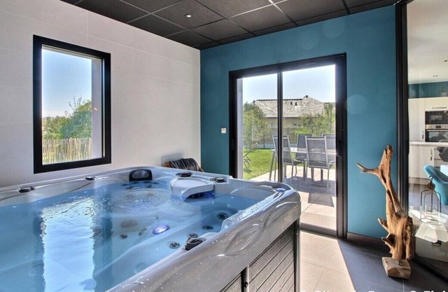 4-Gite 4* NEUF avec SPA intérieur - jardin clos - MER : Phare d'Ar Men (4).