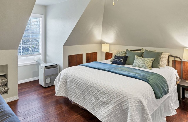 4 King beds, 2 queen beds, and a futon. Private Pool, Fast Wifi