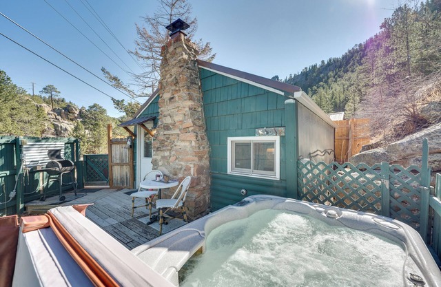 4 Mi to Downtown Estes Park: Nature Retreat