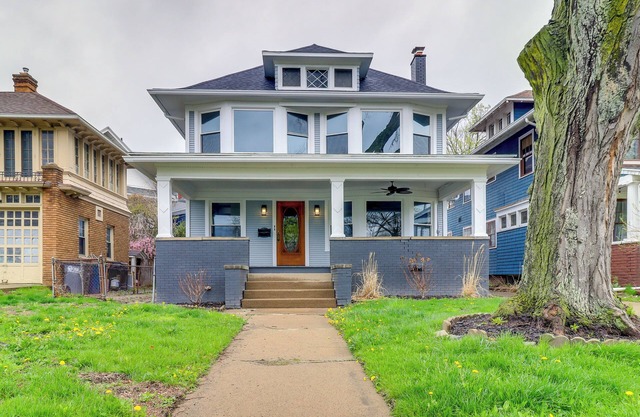 4 Mi to Downtown Toledo: Walkable Riverside Apt
