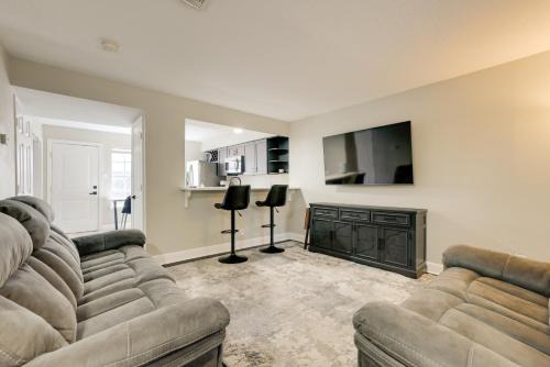 4 Mi to IAH Suburban Houston Townhome