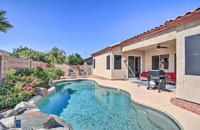 4 Mi to Riparian Preserve: Mesa Abode w/Hot Tub