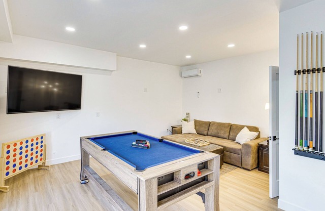 4 Mi to SoFi Stadium: Pet-Friendly LA Area Home