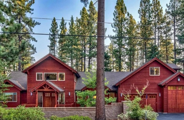 4 miles to Lake, Heavenly, Casinos w/ 7 bedrooms, 5.5 baths, Sleeps 20, 6800 sqf