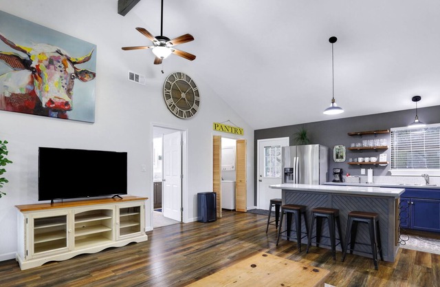 4 minutes to the river, cozy hill country getaway