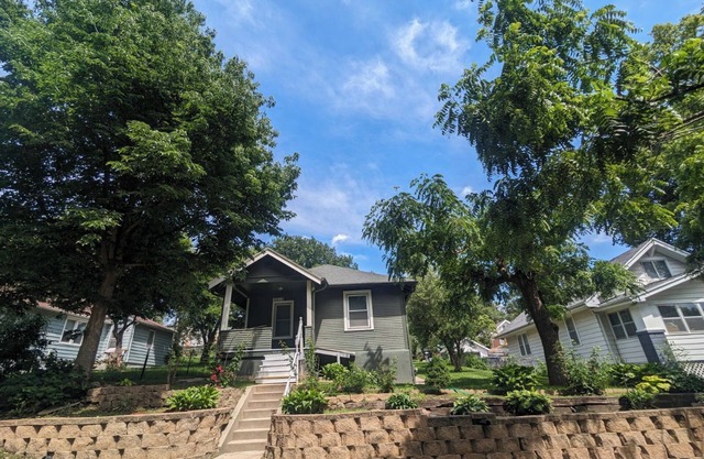 4 minutes to zoo & 10 minutes to downtown! 2 bedroom, 3 bed home w/patio & yard