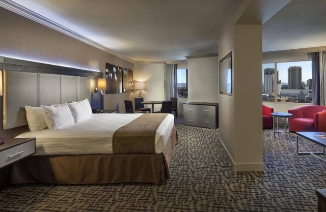 4 Relaxing Suites Near The Neon Museum, 2 Pools, Game Room, Onsite Parking!
